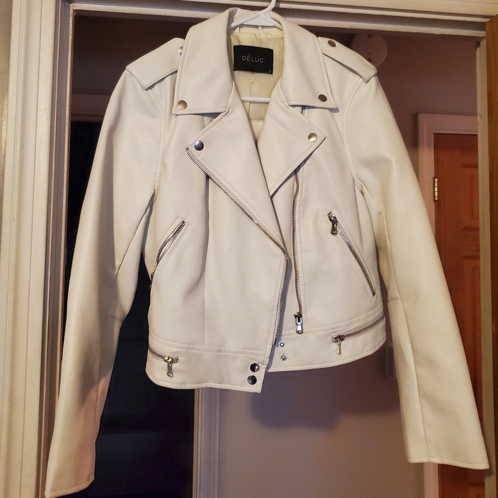 NWOT DÈLUC. brand faux leather cream moto jacket, sz Large. Brand new condition
